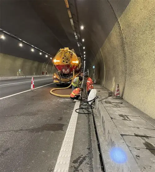 阿尔山隧道排水渠清淤